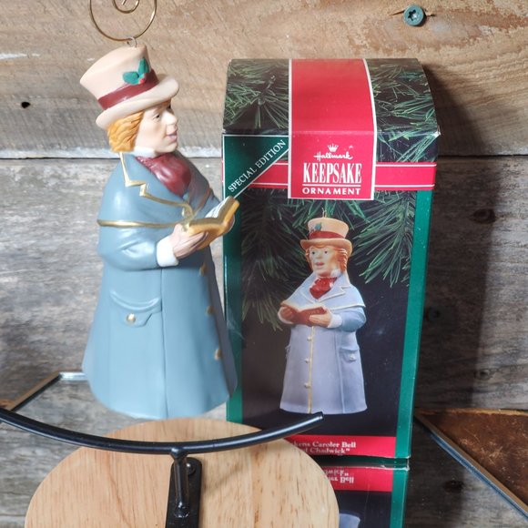 1992 HallMark Keepsake Ornament Dickens Caroler Bell Lord Chadwick - Picture 1 of 8